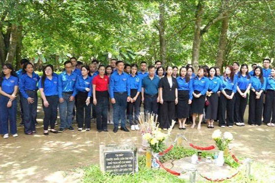 Rộn ràng mùa du lịch về nguồn