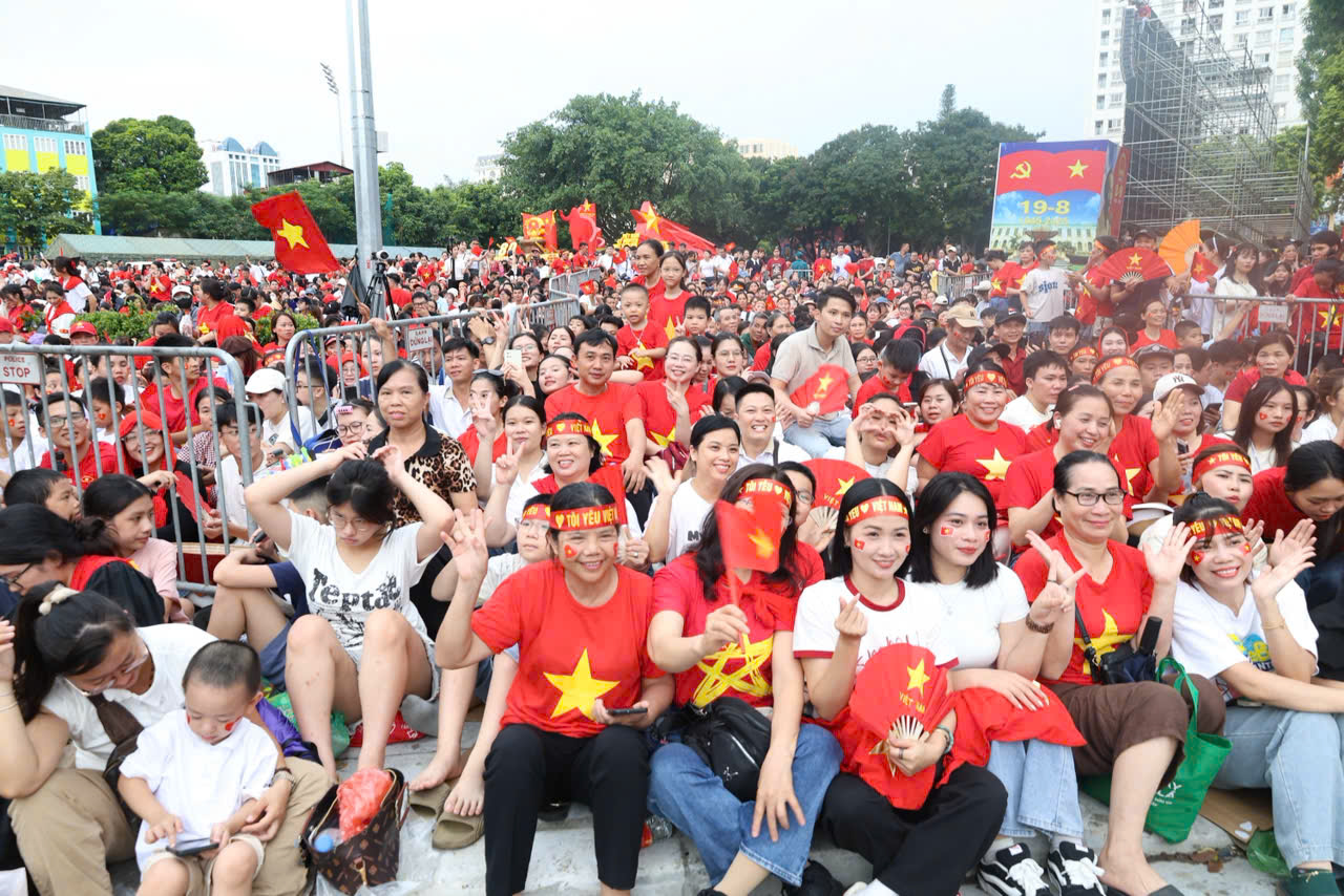 “Biển người” đổ về Quảng trường Ba Đình chờ xem tổng hợp luyện lần thứ 2