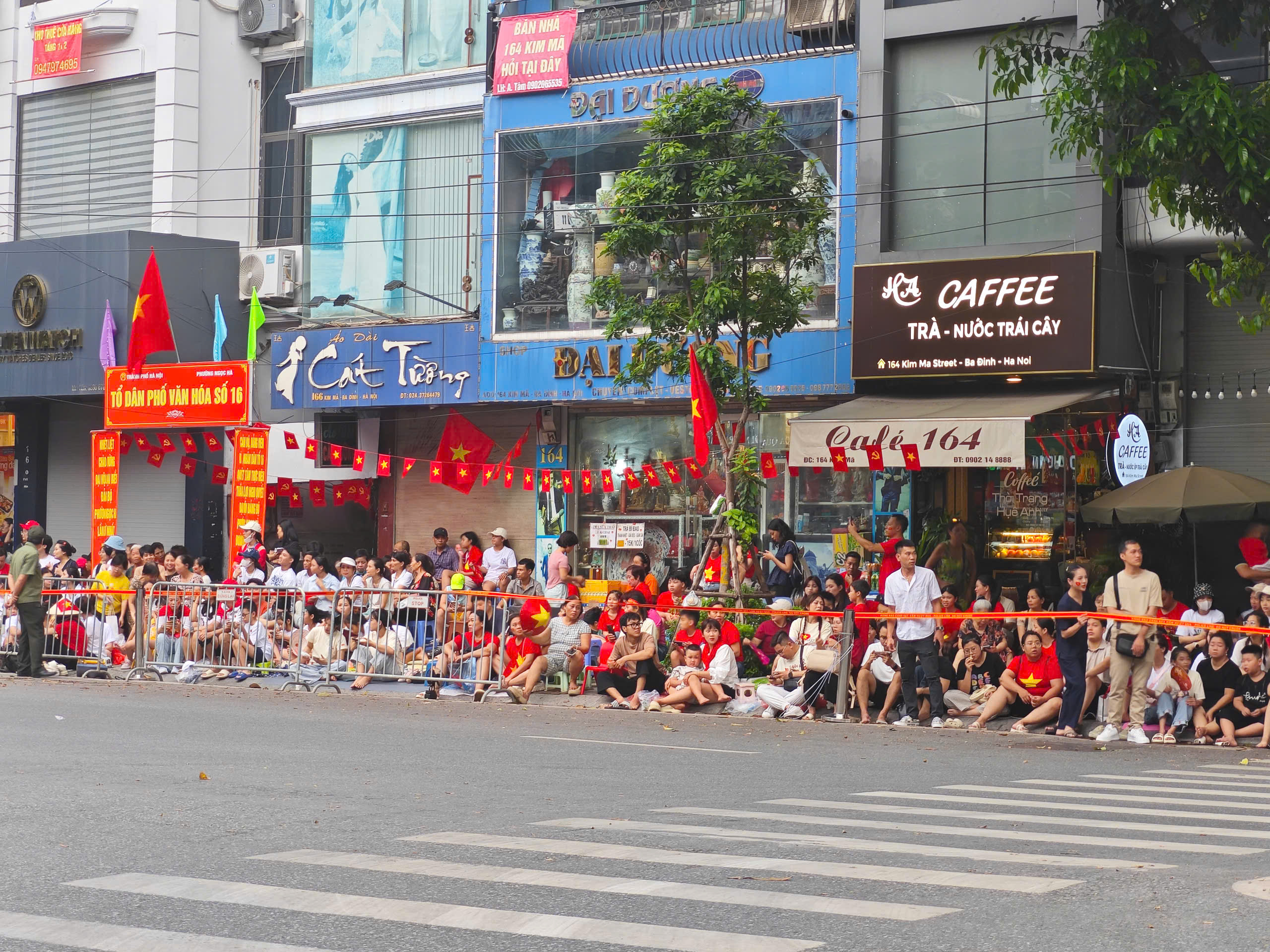 Người dân Thủ đô chờ đón tổng hợp luyện diễu binh, diễu hành A80 lần thứ 2