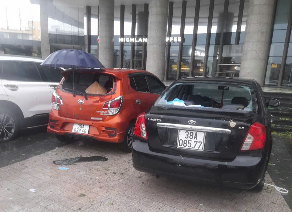 Hàng chục xe ô tô tránh bão bị  bão phá