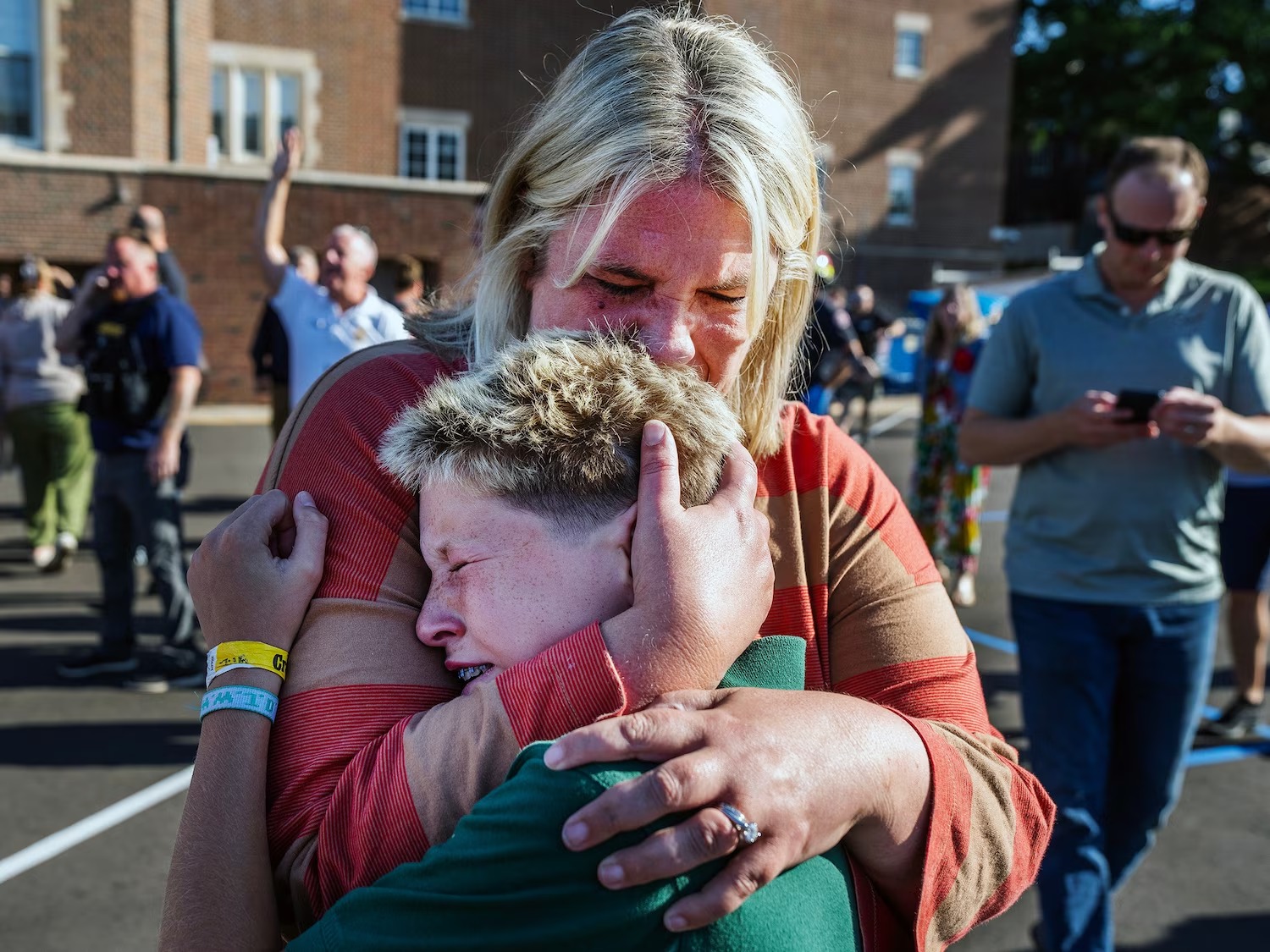 Hé lộ động cơ vụ xả súng hàng loạt rúng động nước Mỹ khiến hàng chục trẻ em thương vong