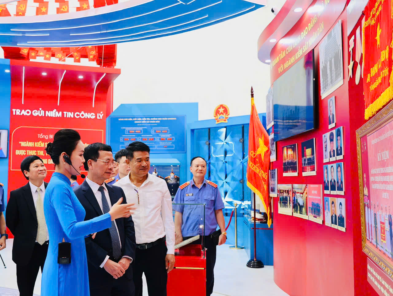 Viện trưởng VKSND tối cao Nguyễn Huy Tiến dự Triển lãm “80 năm Hành trình Độc lập - Tự do - Hạnh phúc”