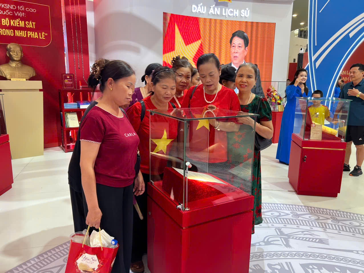 Người dân chăm chú tìm hiểu những kỷ vật lịch sử ngành Kiểm sát nhân dân tại triển lãm