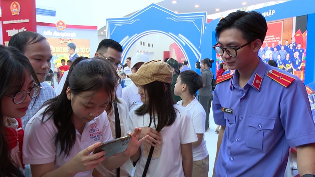 Các bạn trẻ ấn tượng với khu trưng bày “Kết nối tương lai – Lan tỏa giá trị” của ngành Kiểm sát nhân dân