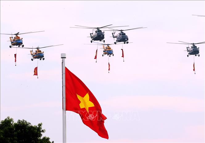 Màn trình diễn của các biên đội máy bay mở đầu chương trình diễu binh A80