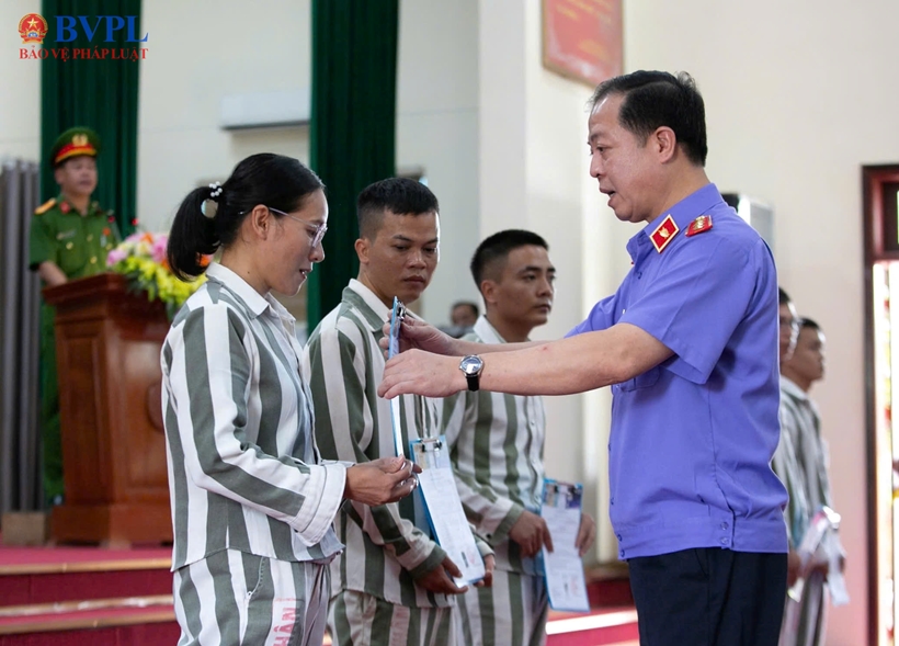 Phó Viện trưởng VKSND tối cao Trần Hải Quân dự Lễ công bố Quyết định đặc xá tại Trại giam Hoàng Tiến