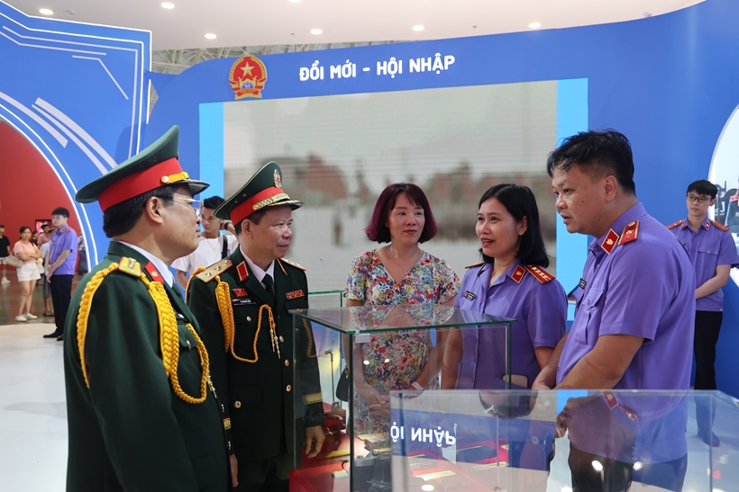 Trung tướng Tạ Quang Khải tham quan gian trưng bày của VKSND