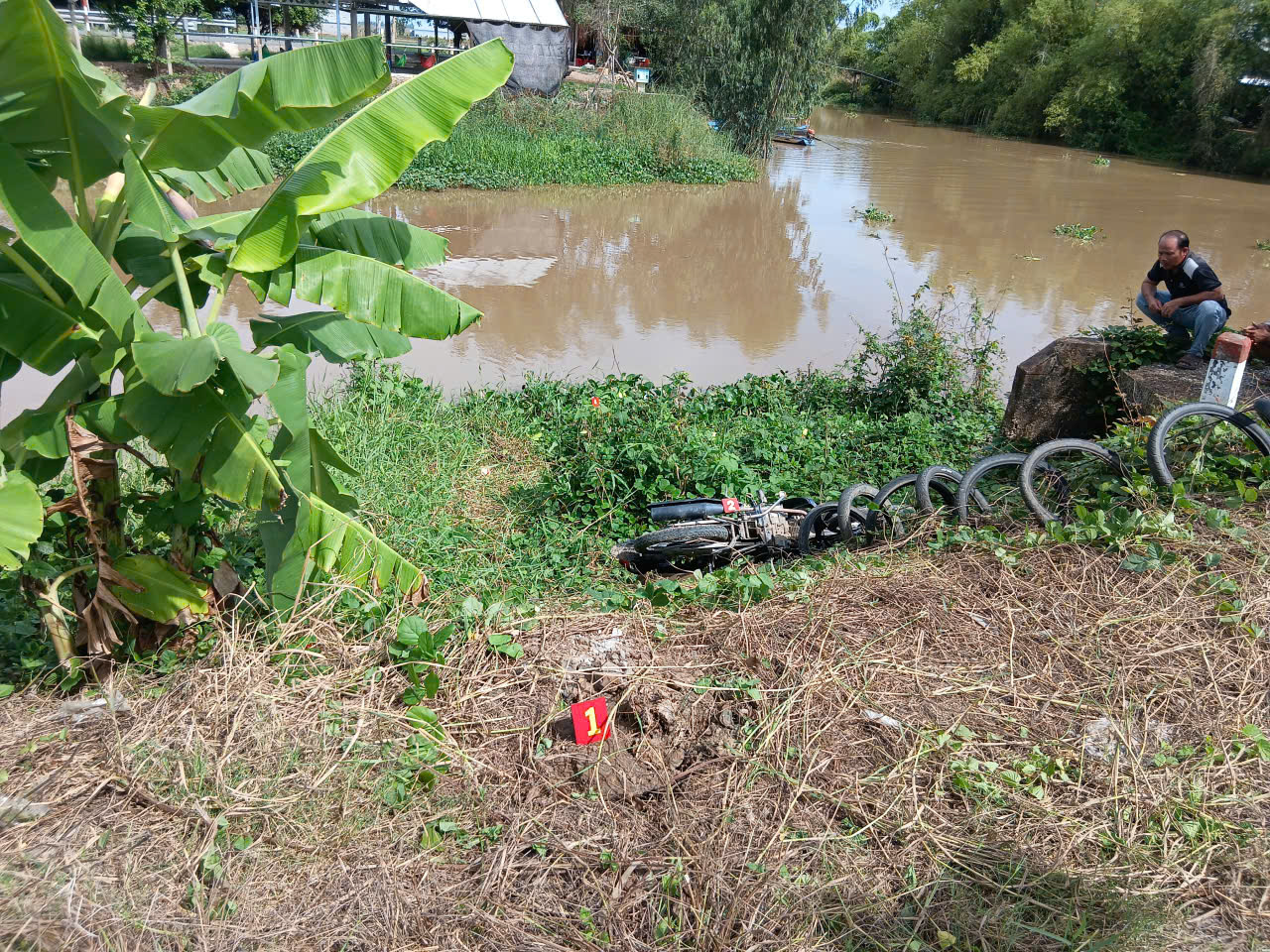 Người đàn ông tử vong khi điều khiển xe rơi xuống kênh