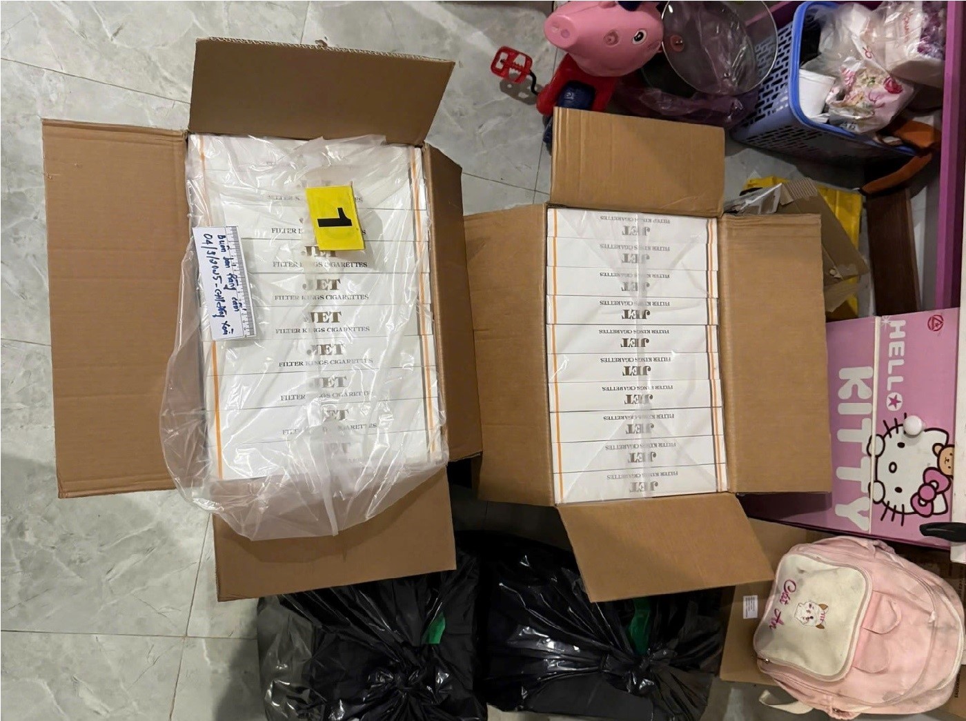 Bắt quả tang 2 đối tượng vận chuyển 2 910 bao thuốc lá nhập lậu