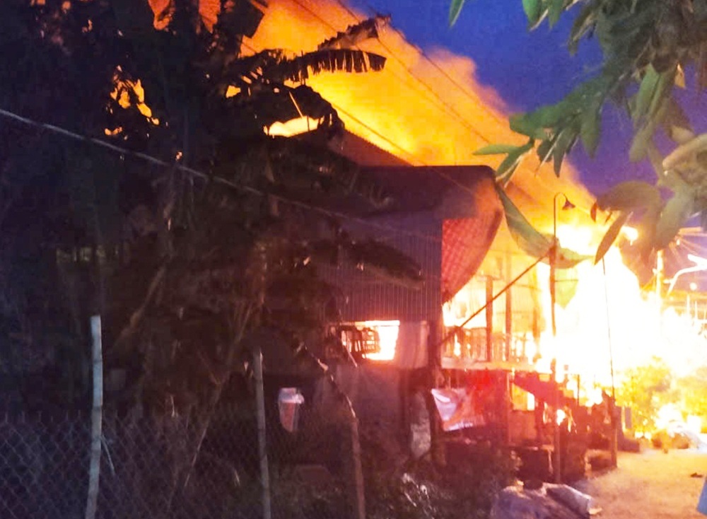 Cháy lớn thiêu rụi hoàn toàn 3 căn nhà trong đêm do thắp hương