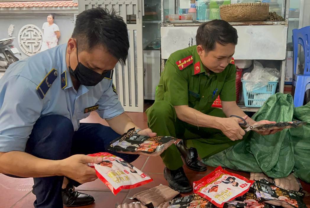 Tạm giữ gần 1 tấn xúc xích, lạp xưởng không rõ nguồn gốc để bán gần trường học