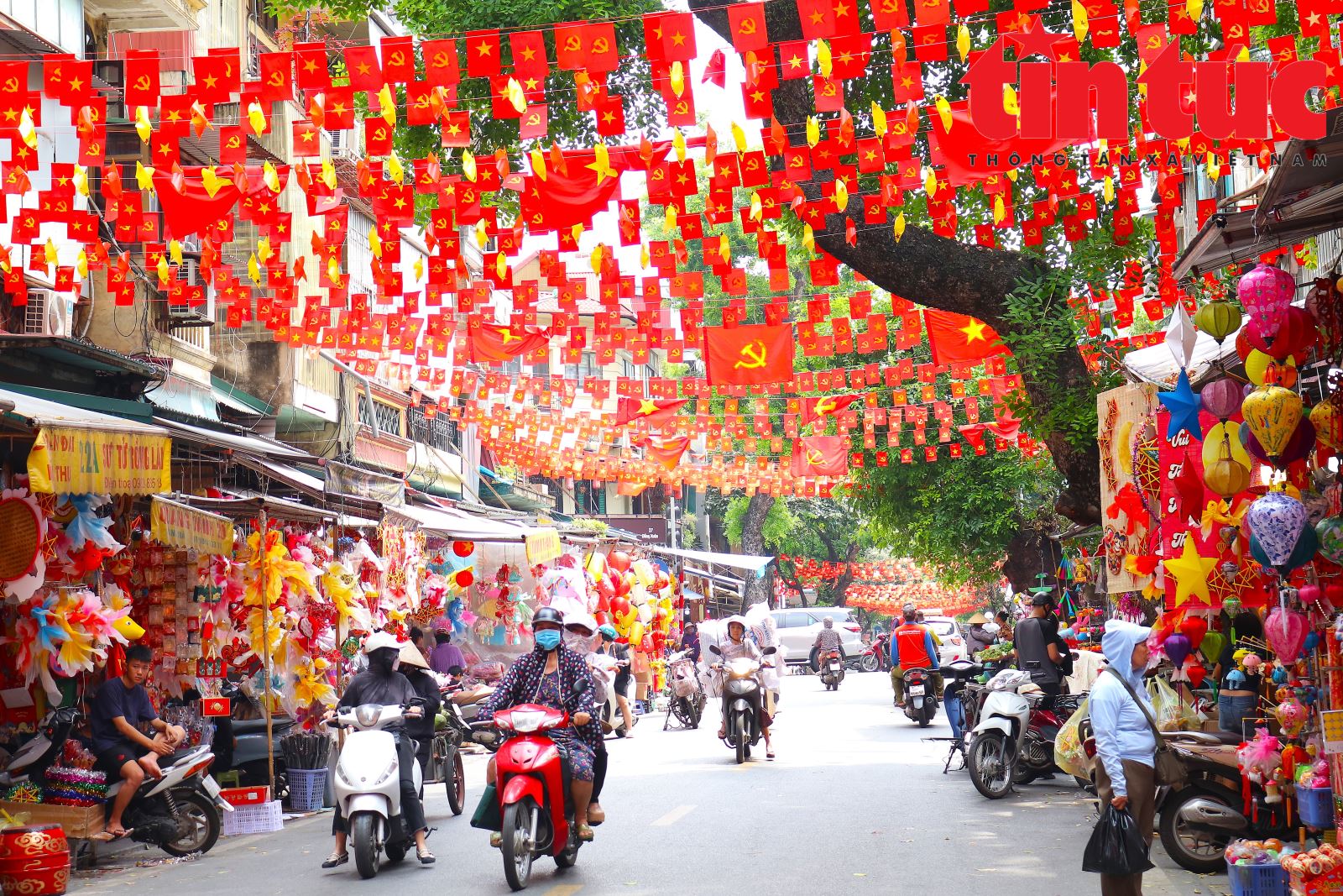 Sắc màu Trung thu rực rỡ tràn ngập phố Hàng Mã