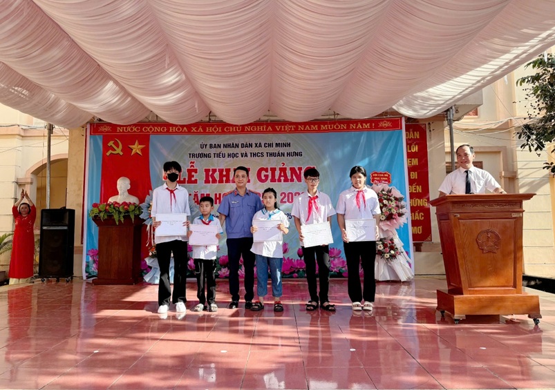 VKSND khu vực 3, tỉnh Hưng Yên tặng quà cho học sinh hoàn cảnh khó khăn nhân dịp năm học mới