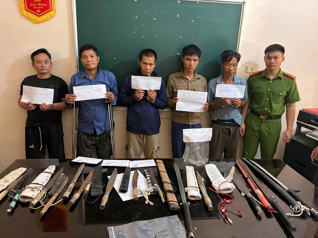 Bắt giữ 5 đối tượng phạm tội ma túy cùng 16 dao kiếm các loại