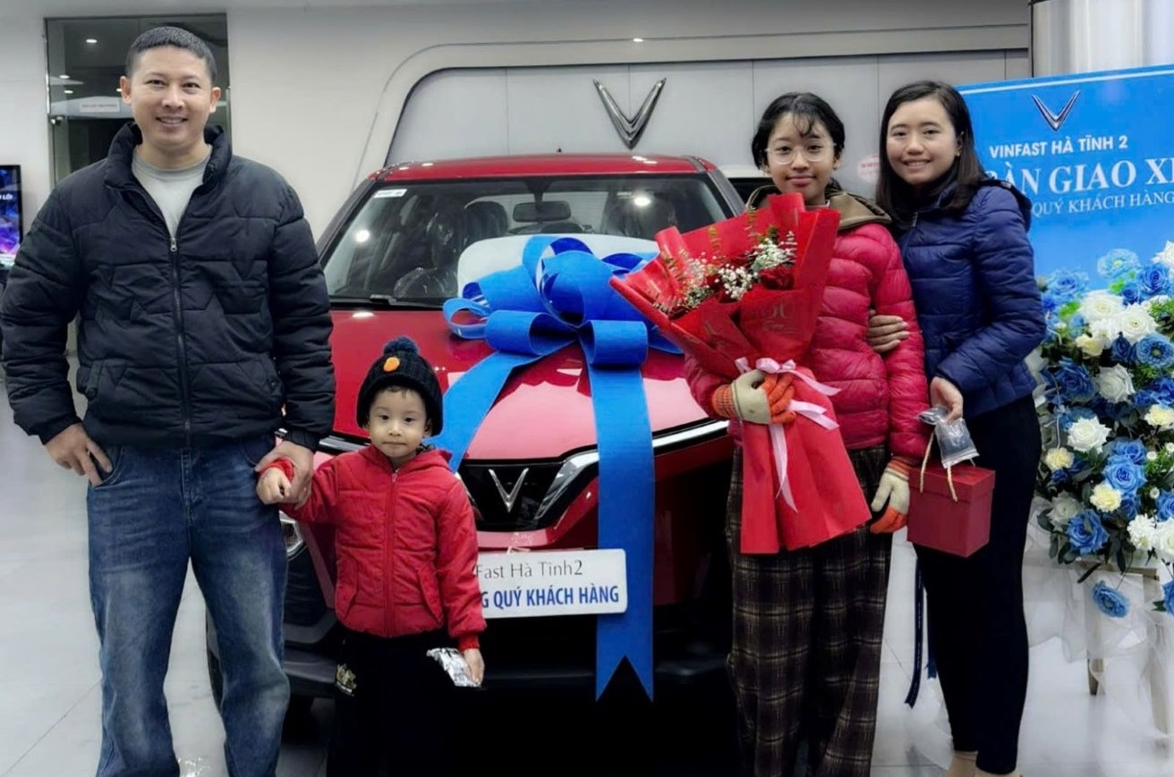Khách Việt đổi từ xe xăng sang VinFast VF 5 “Xe bốc, vợ con hết say xe, chi phí bằng 0”