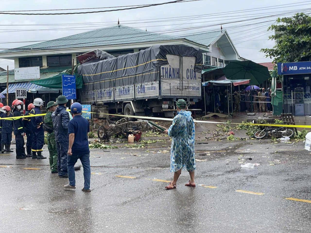 Xe tải đâm vào chợ, 3 người quốc tịch Lào tử vong