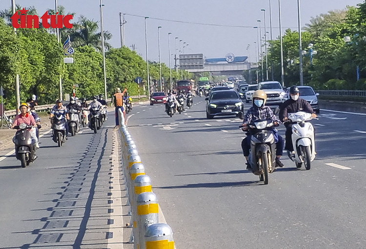 Cầu Nhật Tân phân làn cứng, nhiều xe máy vẫn đi vào làn ô tô
