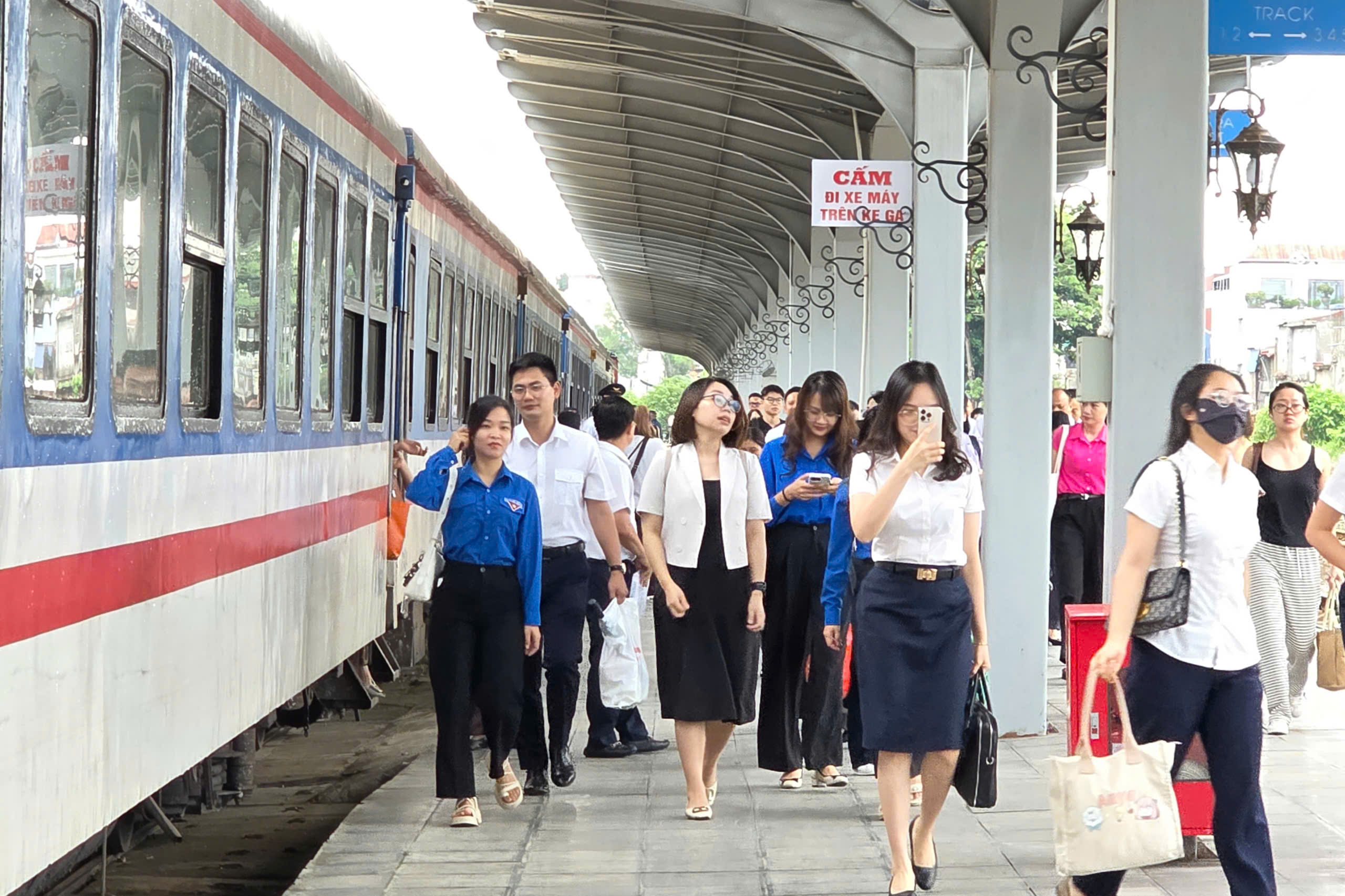 Đôi tàu Hải Dương – Hải Phòng chính thức lăn bánh phục vụ cán bộ, công chức và người dân