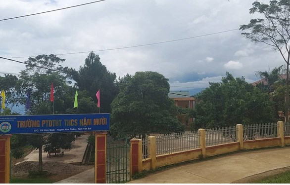 Trụ cổng trường học bị đổ khiến hai anh em ruột tử vong