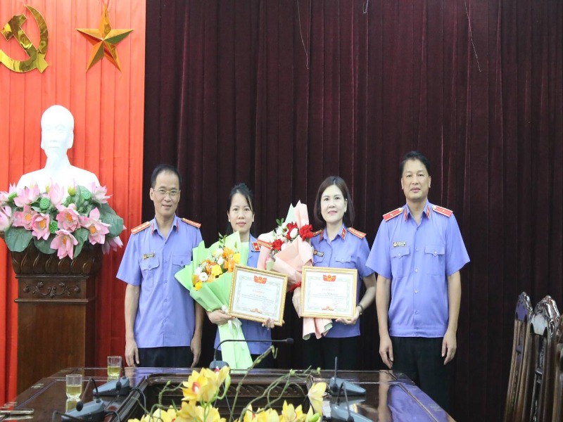 Trao thưởng cho 2 Kiểm sát viên có thành tích xuất sắc triệt phá đường dây đầu tư đa cấp tiền ảo