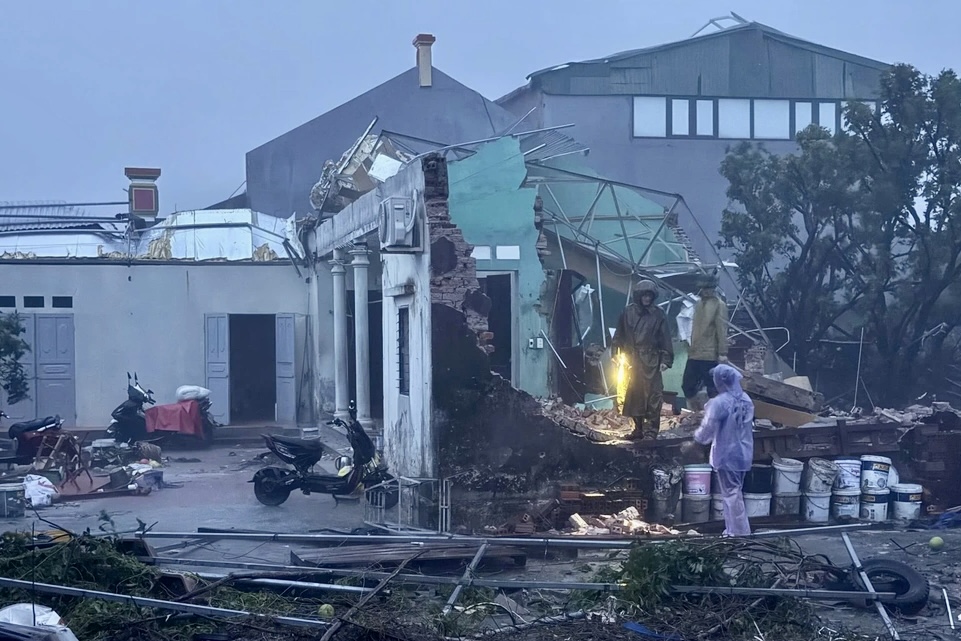 Giải cứu 4 người bị mắc kẹt trong nhà sập do bão số 10