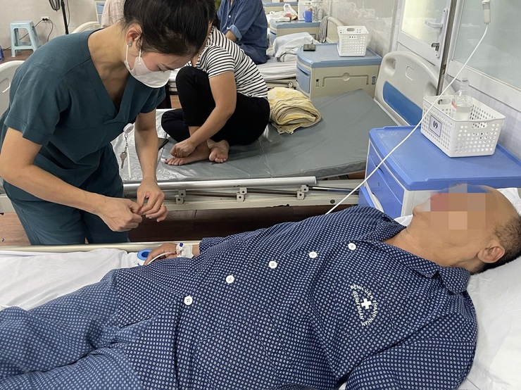 Cấp cứu thành công cụ ông nuốt chiếc tăm dài 7cm cắm vào dạ dày