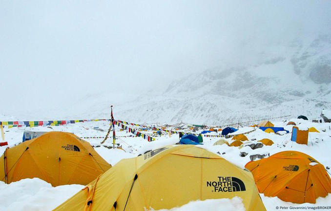 Trung Quốc huy động cứu hộ khi bão tuyết khiến 1 000 người leo núi mắc kẹt trên đỉnh Everest