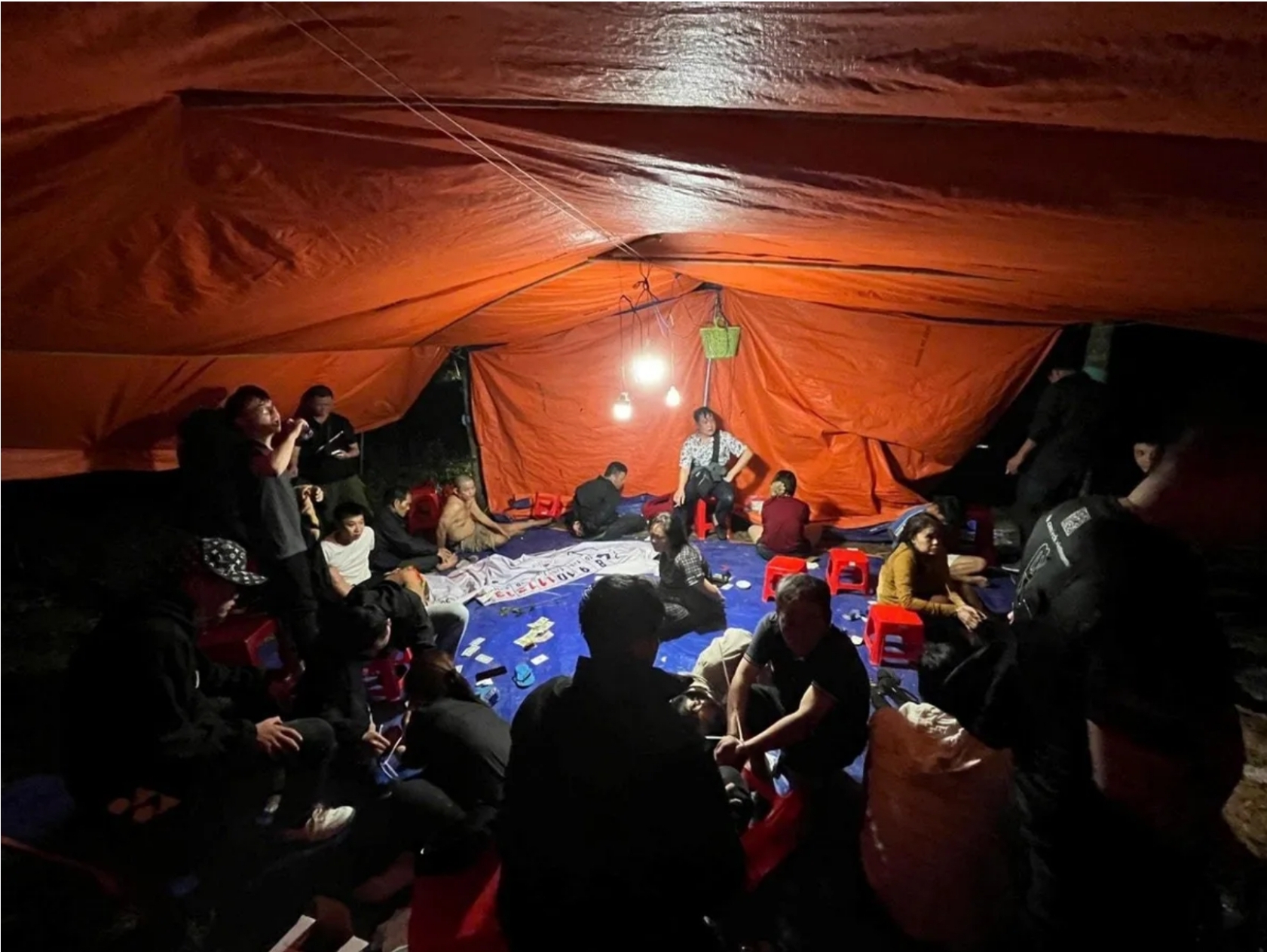 Bắt quả tang tụ điểm đánh bạc trong rừng cao su, thu giữ hàng trăm triệu đồng