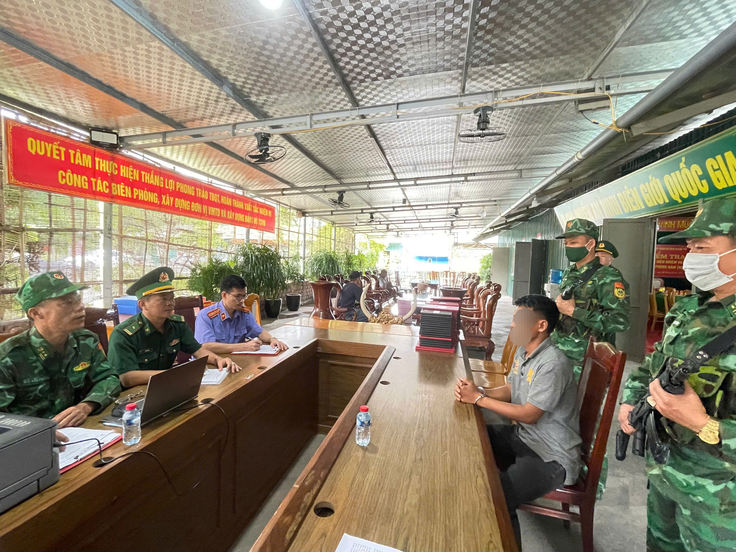 Kiểm sát việc bắt giữ 2 đối tượng người Lào vận chuyển 500kg ma túy qua cửa khẩu quốc tế