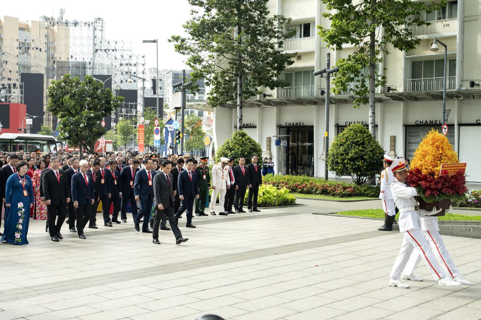 Đại biểu Đảng bộ TP Hồ Chí Minh dâng hương, dâng hoa lên tượng đài Bác Hồ