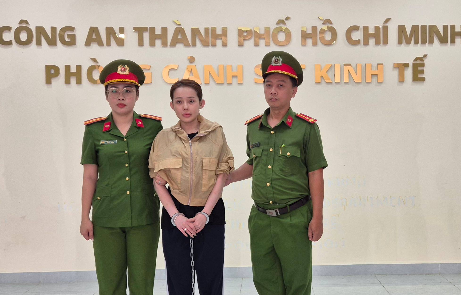 Bắt tạm giam Ngân 98 về tội “Sản xuất, buôn bán hàng giả là thực phẩm”