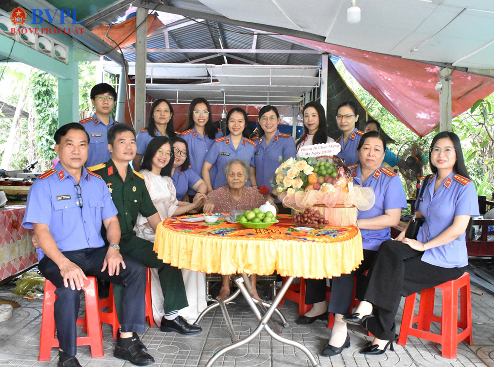 VKSND TP Hồ Chí Minh thăm Mẹ Việt Nam Anh hùng Lê Thị Phiền