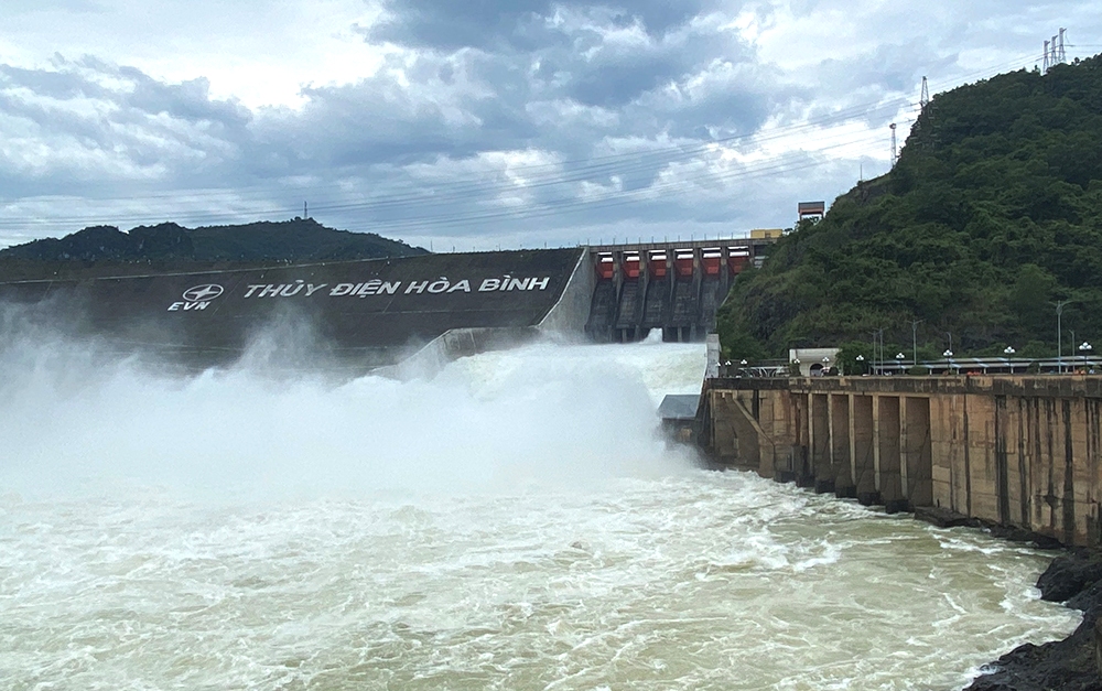 Hồ thủy điện Hòa Bình mở cửa xả đáy ứng phó mưa lũ, 6 tỉnh hạ du phải đảm bảo an toàn