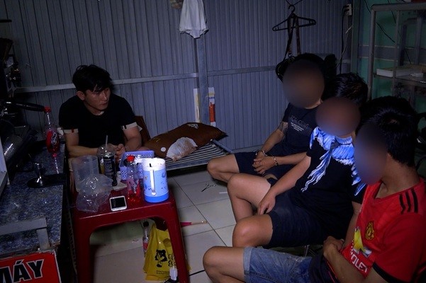 Bắt quả tang nhóm 4 đối tượng tổ chức sử dụng trái phép chất ma túy