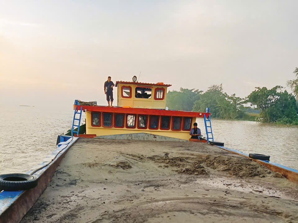 Tuần tra phát hiện 2 sà lan chở cát sông không chứng từ, nguồn gốc