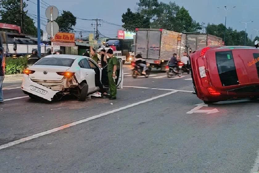 Ôtô mất lái tại giao lộ, nhiều xe máy bị húc văng