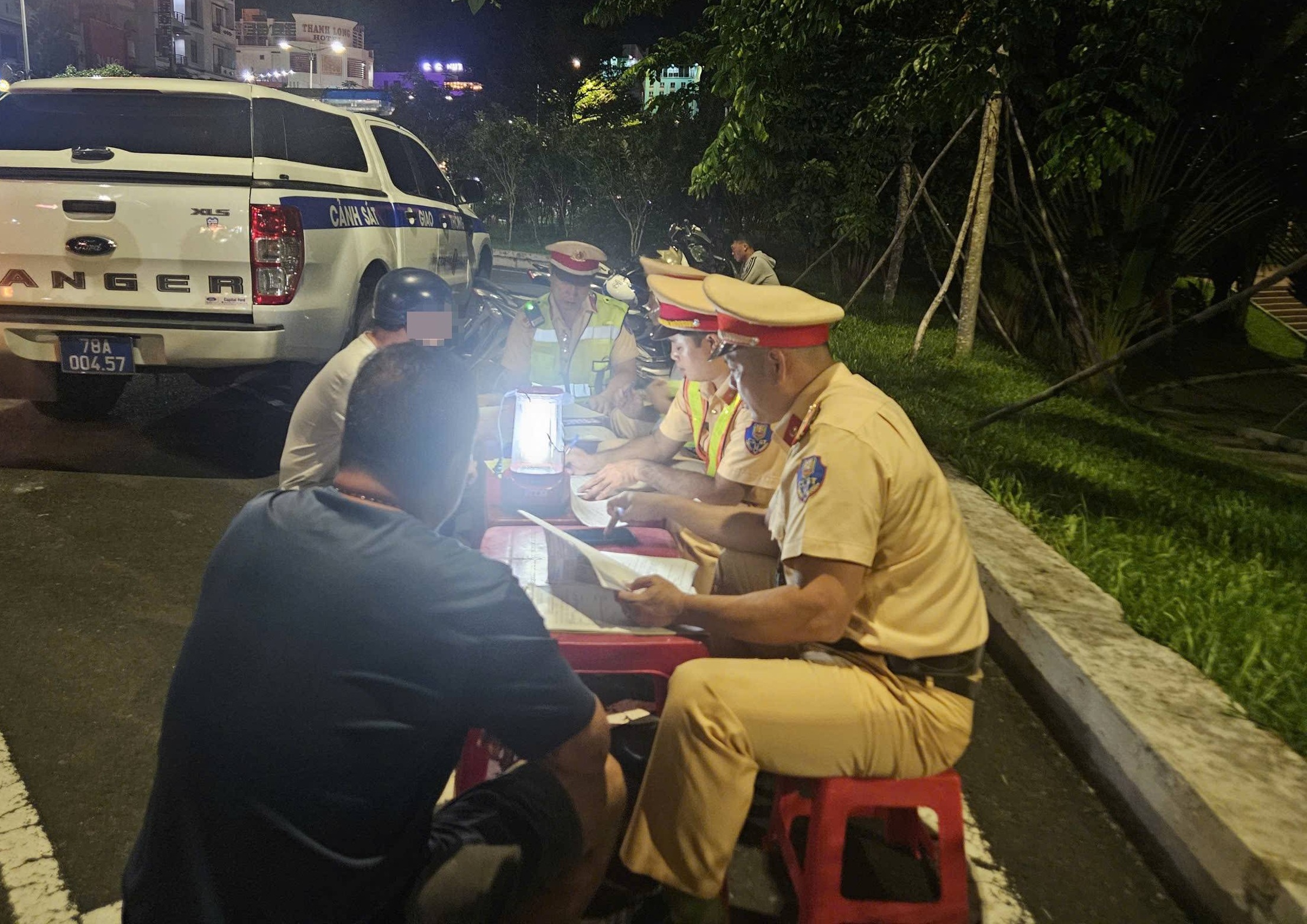 Uống 4 lon bia sau giờ làm, người đàn ông bị phạt 7 triệu đồng