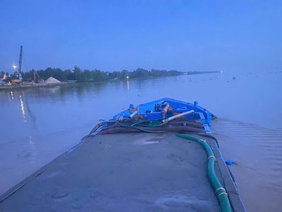 Tuần tra, phát hiện sà lan sắt chở hơn 100m3 cát không rõ nguồn gốc