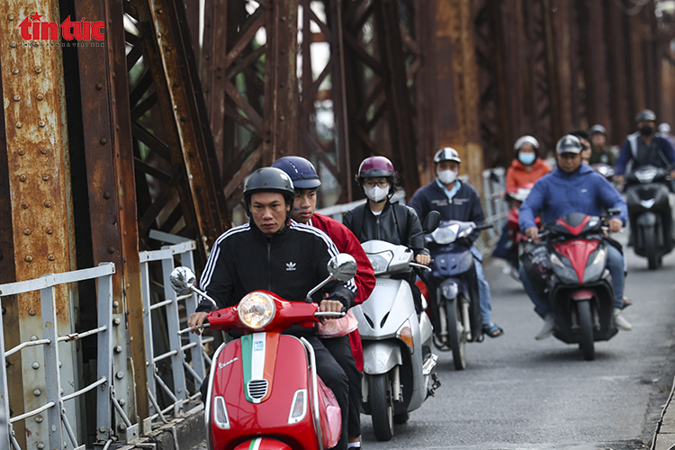 Người Hà Nội mặc áo ấm ra đường trong gió lạnh đầu mùa