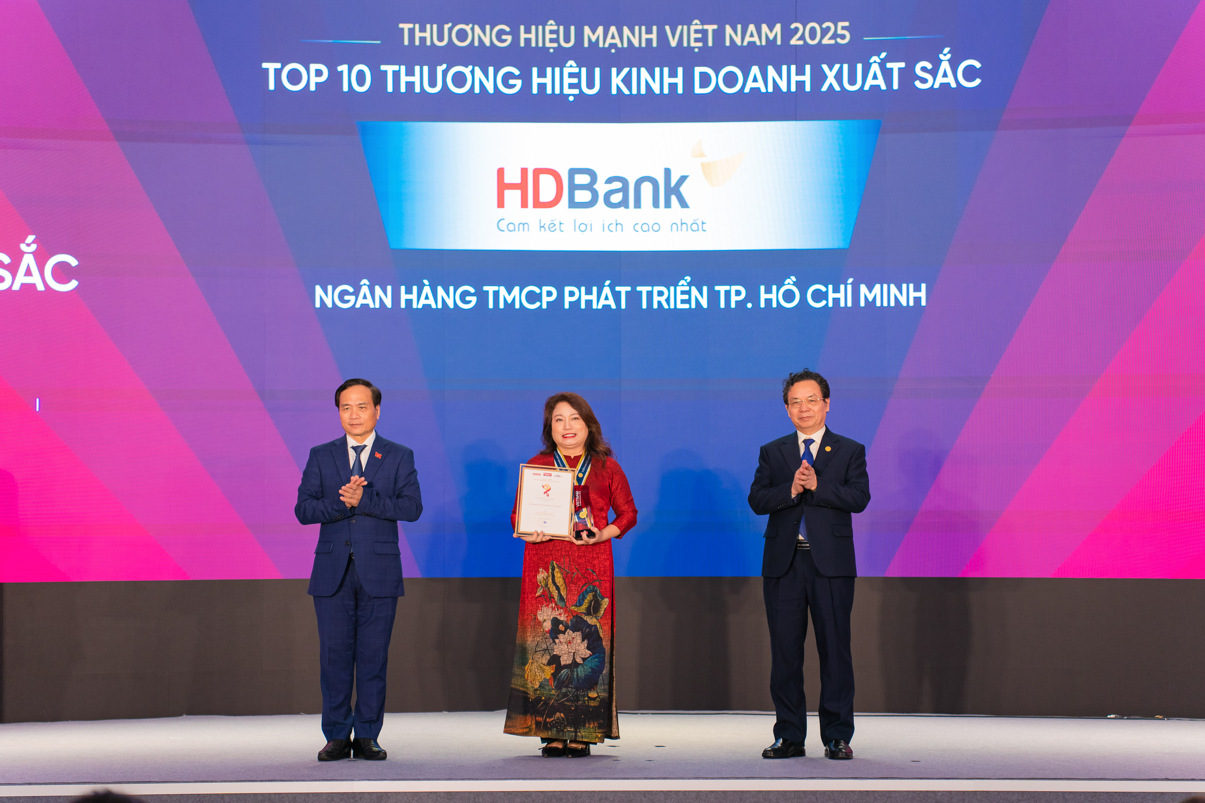 HDBank nhận 3 giải thưởng uy tín về hiệu quả kinh doanh, thương hiệu và đổi mới sáng tạo