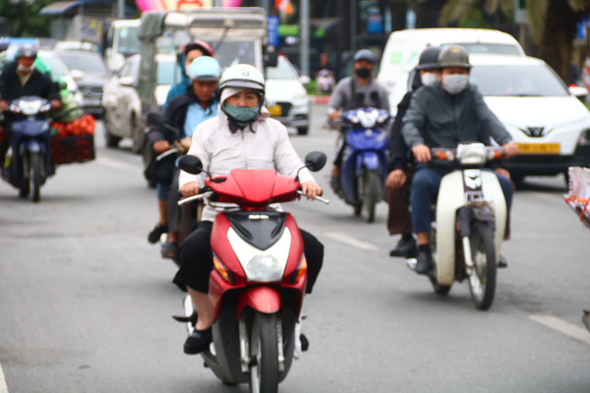 Không khí lạnh tràn về, người dân Thủ đô chính thức đón đợt rét đầu tiên