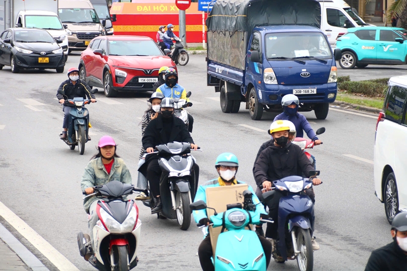 Bắc Bộ sáng sớm trời rét, Trung Bộ tiếp diễn mưa dông