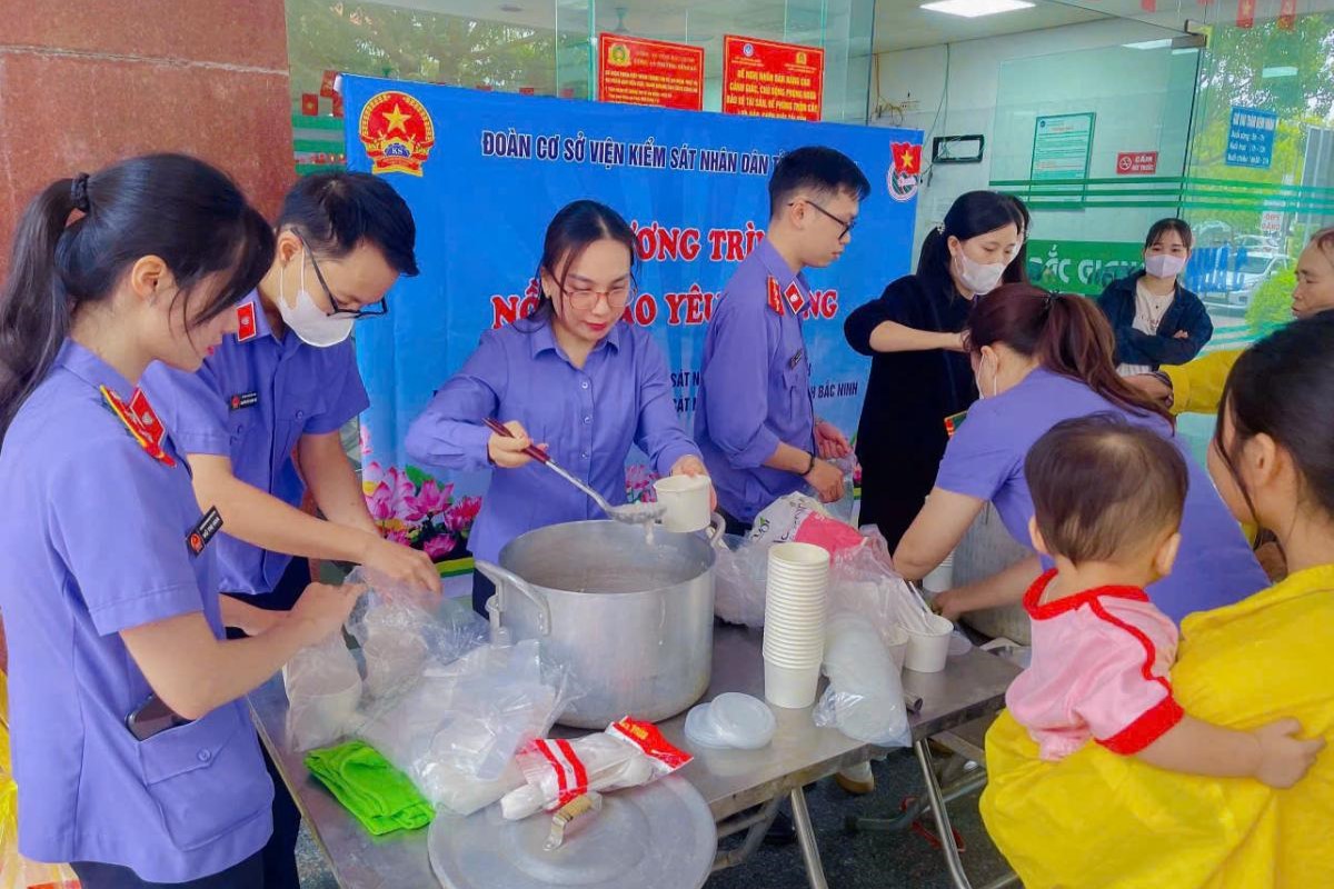 Chi đoàn VKSND tỉnh Bắc Ninh phối hợp tổ chức chương trình “Nồi cháo yêu thương”