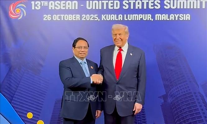 Hội nghị Cấp cao ASEAN 47 Thủ tướng Phạm Minh Chính gặp Tổng thống Hoa Kỳ Donald Trump