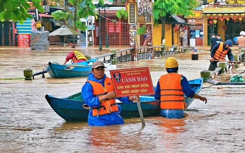 Lũ lịch sử uy hiếp TP Huế và Đà Nẵng, kích hoạt ứng phó khẩn cấp