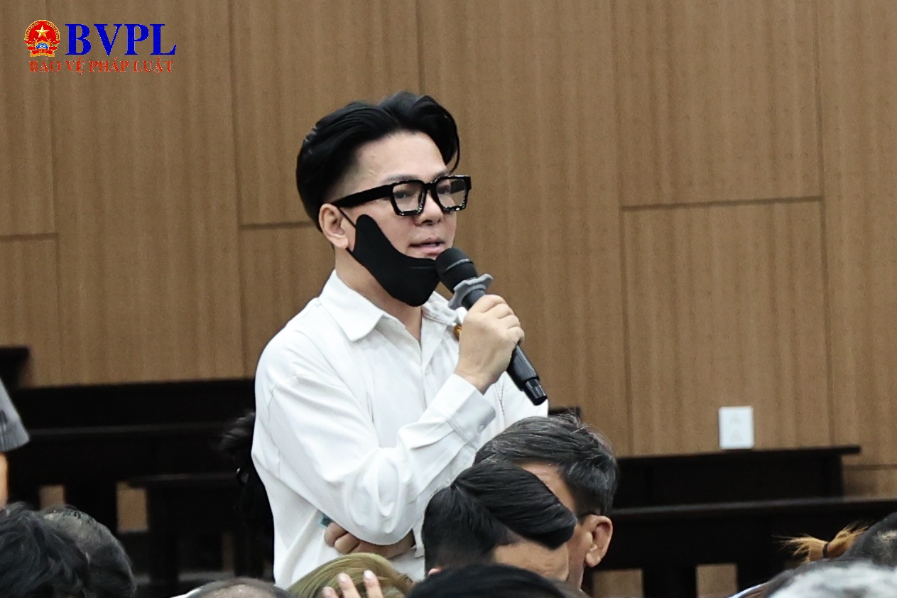 Ca sĩ Vũ Hà nổi tiếng với ca khúc “Mắt nai cha cha cha” hầu tòa trong vụ đánh bạc nghìn tỉ