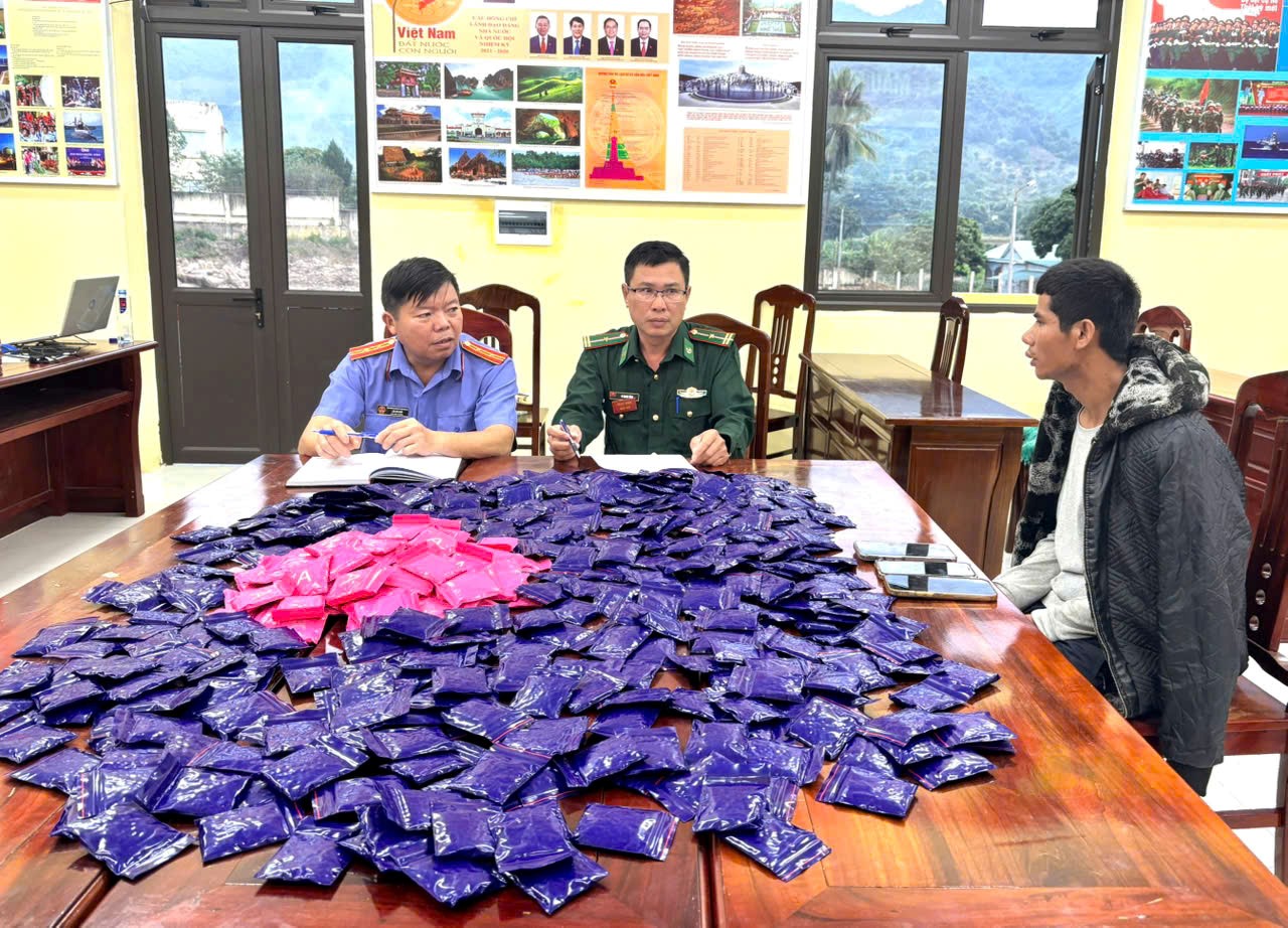 Bắt 3 đối tượng vận chuyển 100 000 viên ma túy tổng hợp