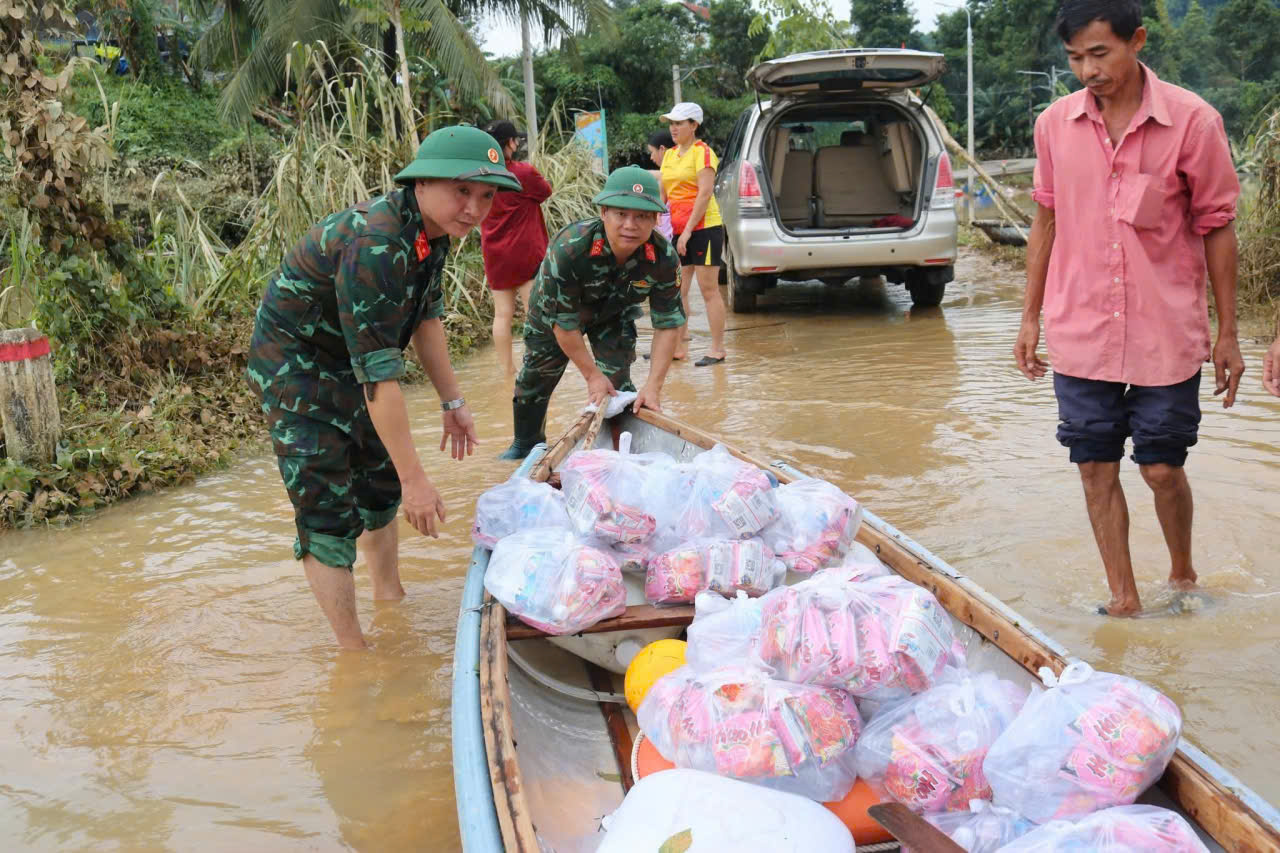 Quân đội hỗ trợ giúp dân, khắc phục hậu quả hoàn lưu bão 12