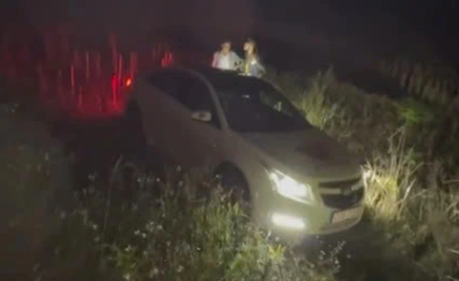 Xử phạt tài xế trốn chốt kiểm tra nồng độ cồn, lùi ô tô xuống ruộng