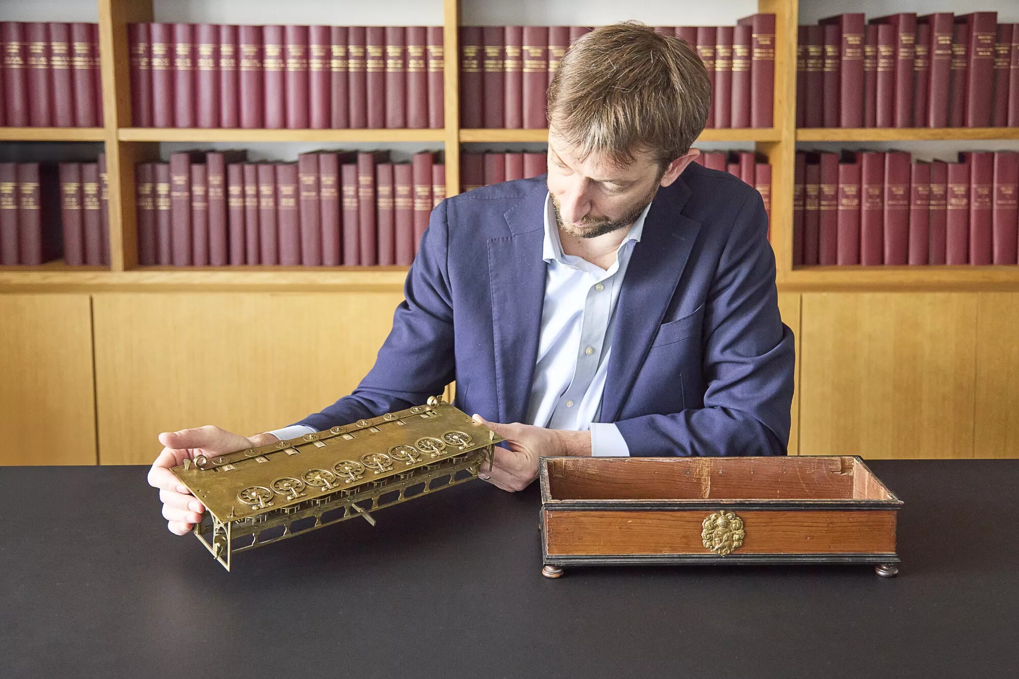 Bán đấu giá chiếc máy tính đầu tiên của nhân loại gần 400 năm tuổi